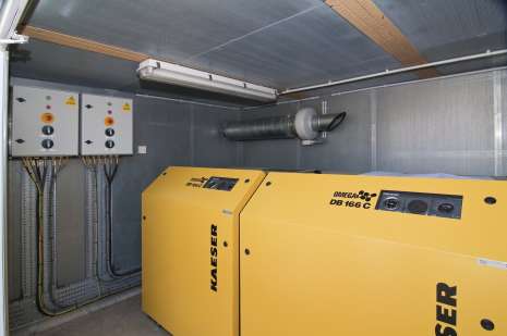 Compressor cabinet with acoustic insulation